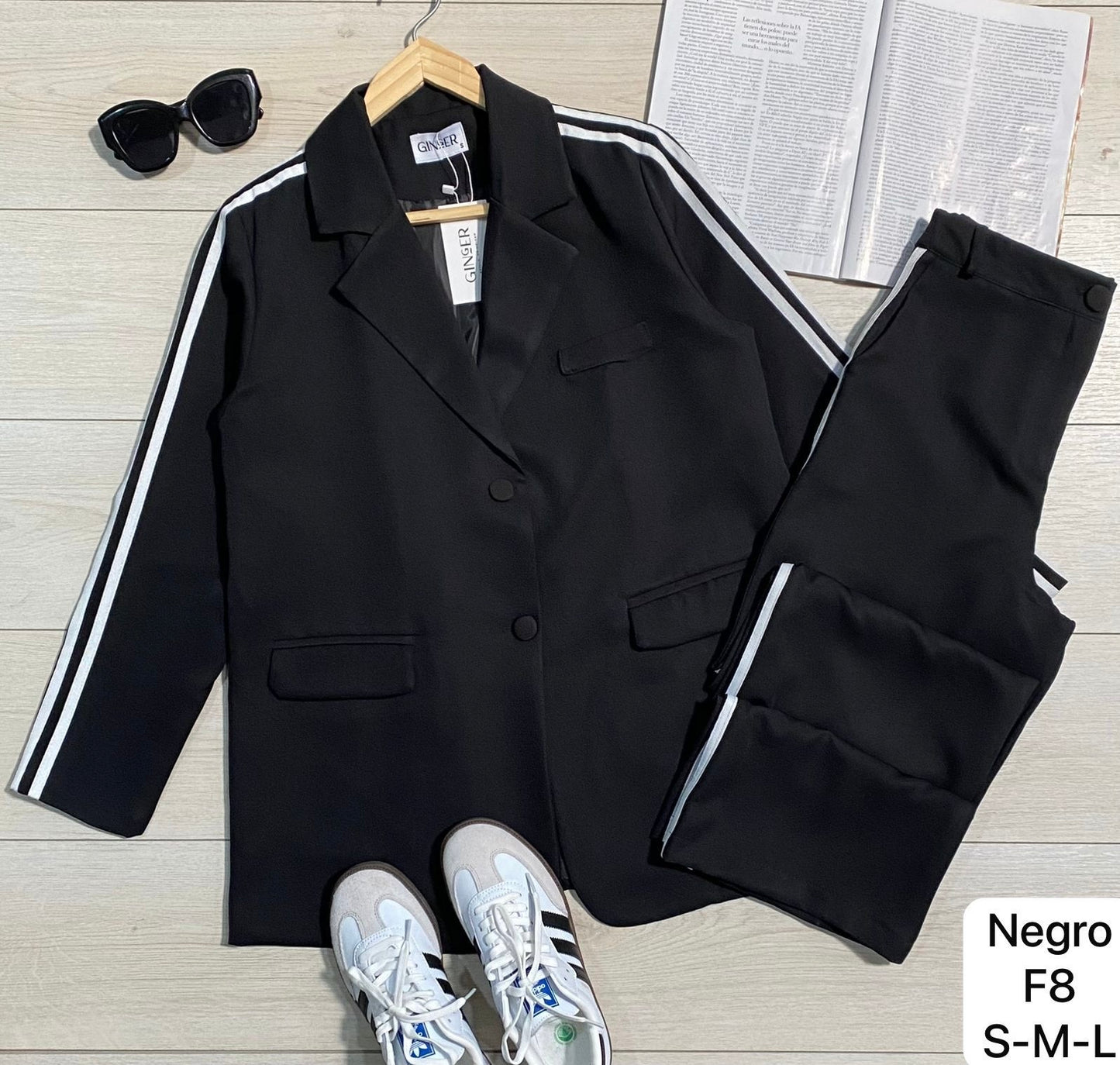 Pantalón negro con rayas blancas a los costados