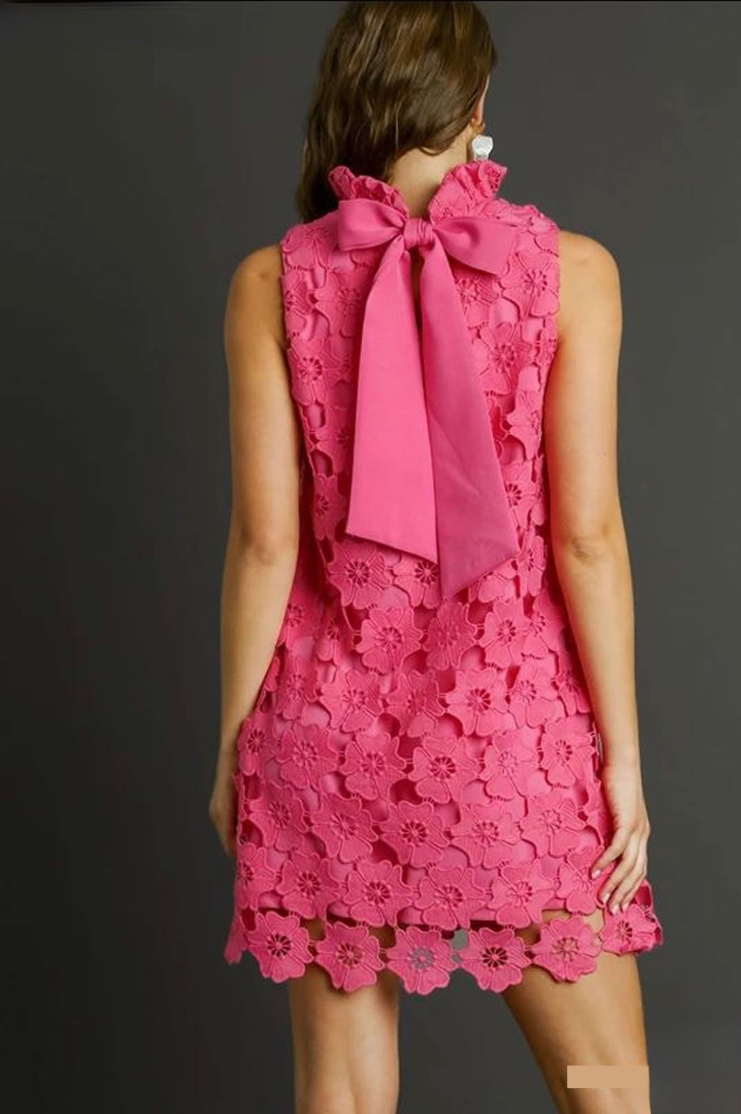 Vestido cuello alto y moño