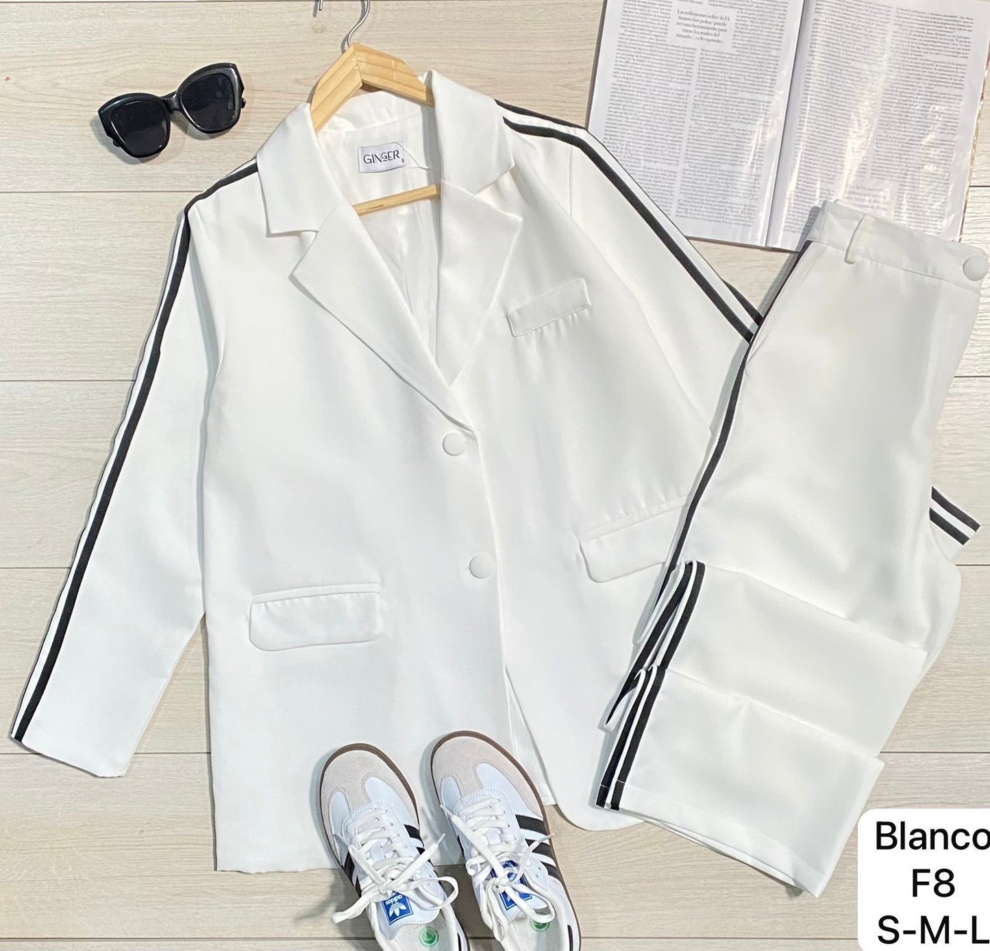 Pantalón blanco con rayas negras a los costados