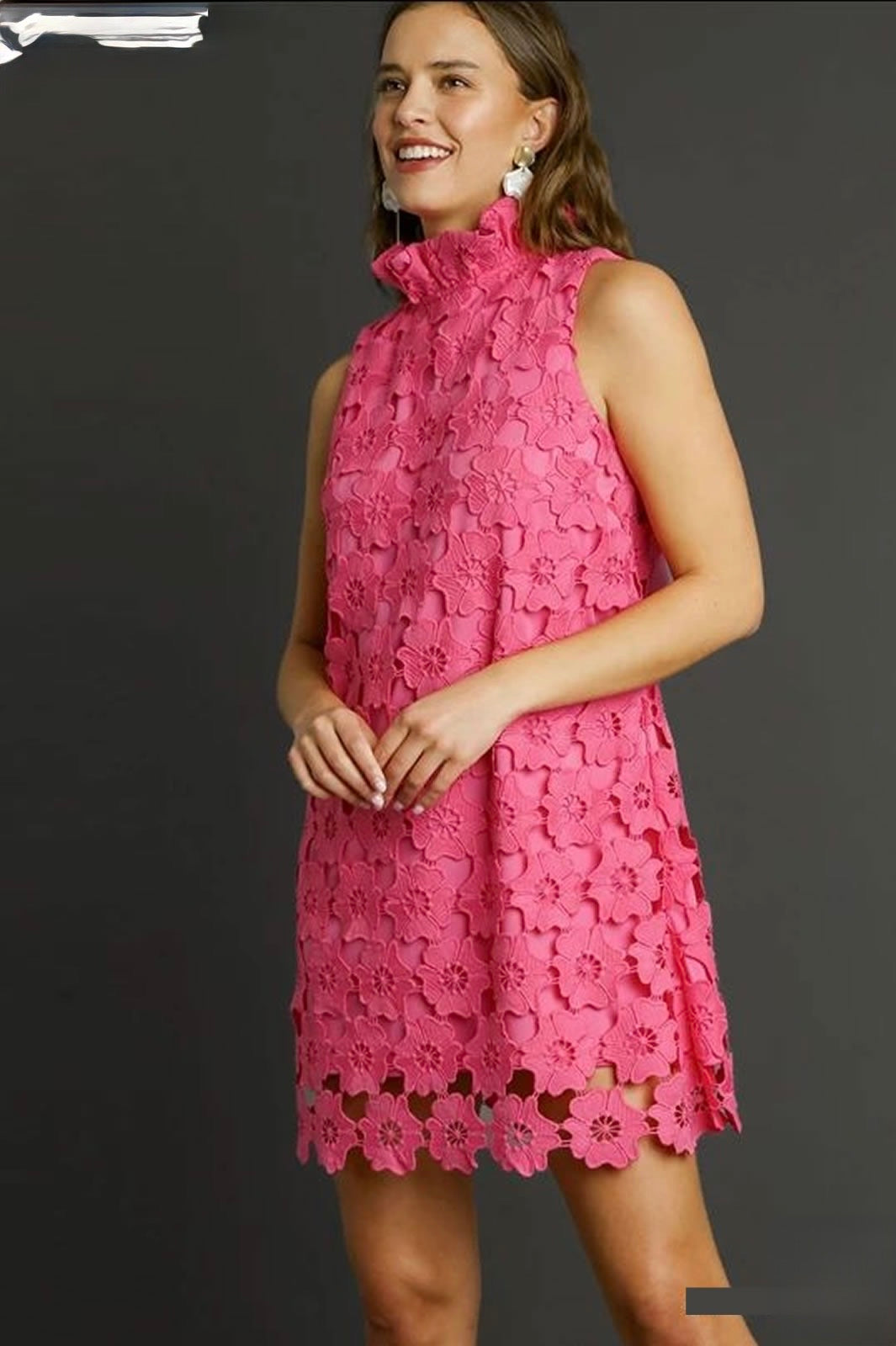 Vestido cuello alto y moño