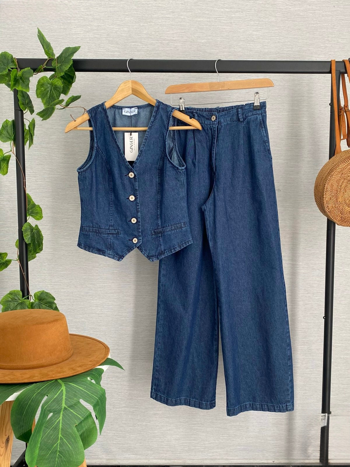 Chaleco y pantalon mezclilla
