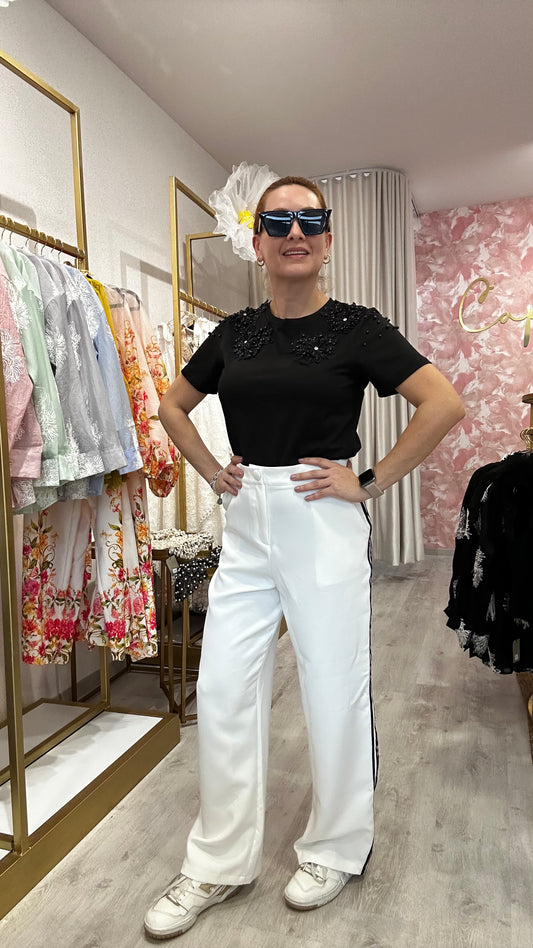 Pantalón blanco con rayas negras a los costados